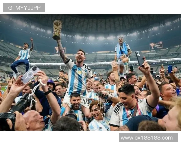 足球明星在卡塔尔的精彩瞬间穿着展示与时尚风采解析